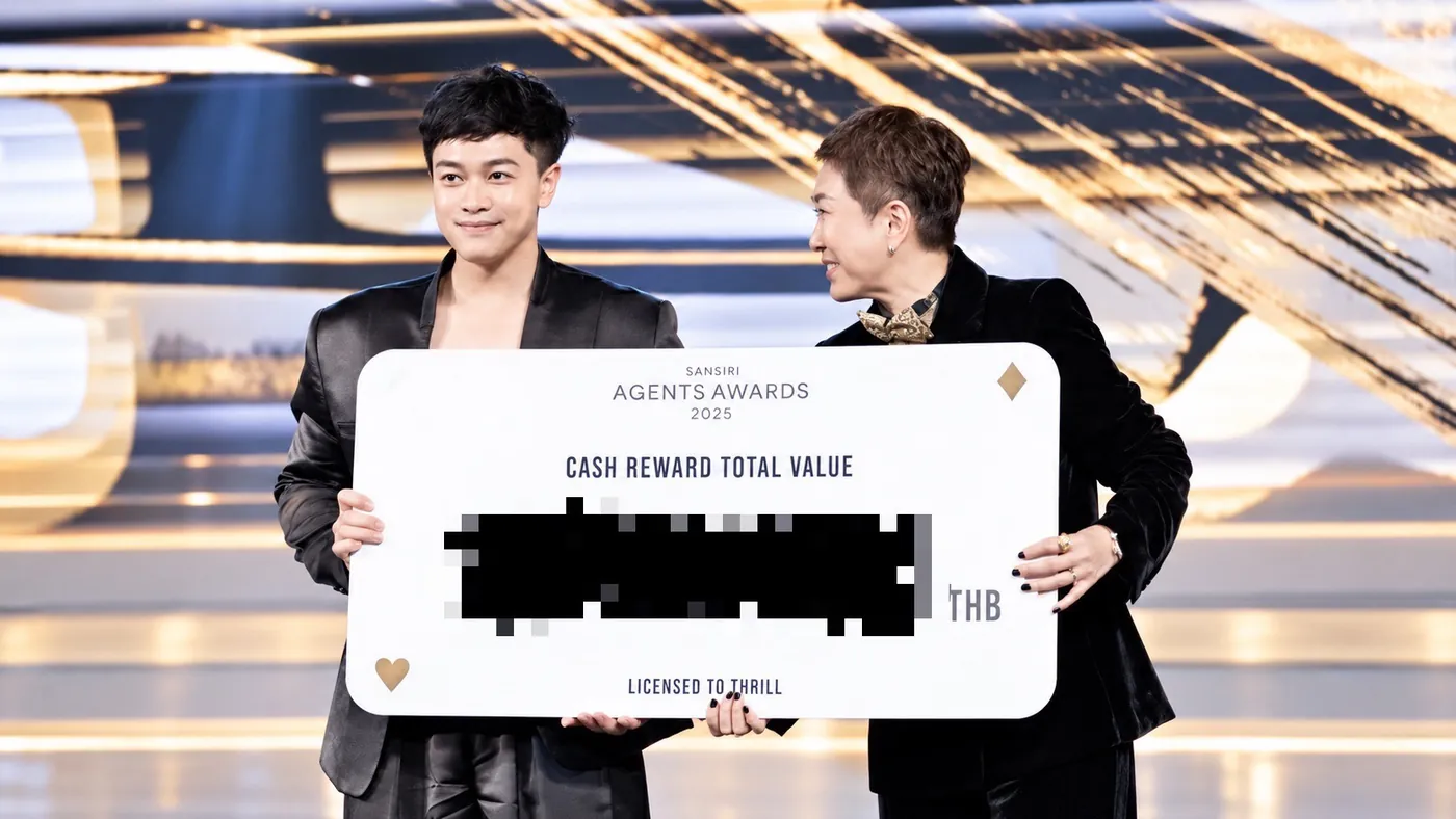 An A.D. advisor on stage receiving a cash reward at the Sansiri Agents Awards 2025